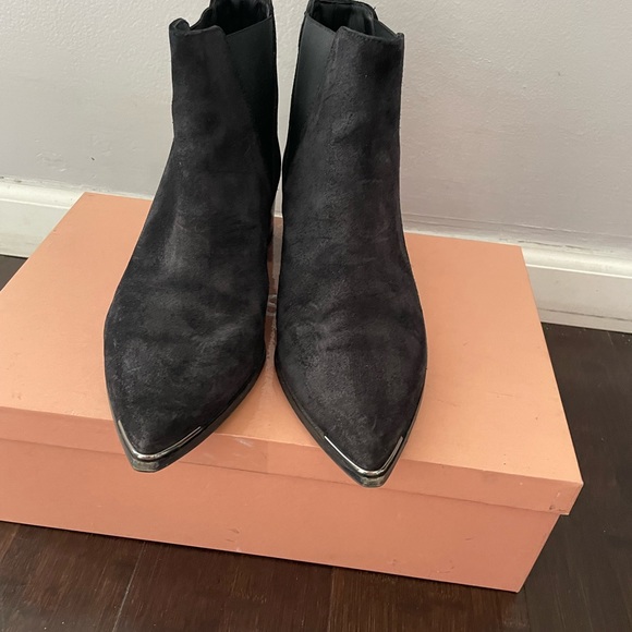 Black suede booties with pointed toe - Picture 5 of 8